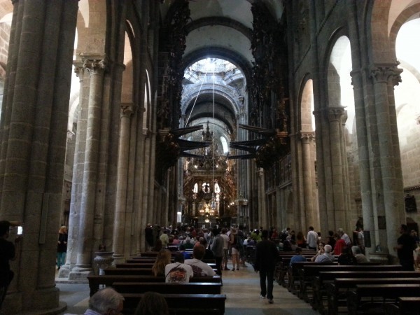 Interior de la catedral de Santiago, repleta de visitantes
